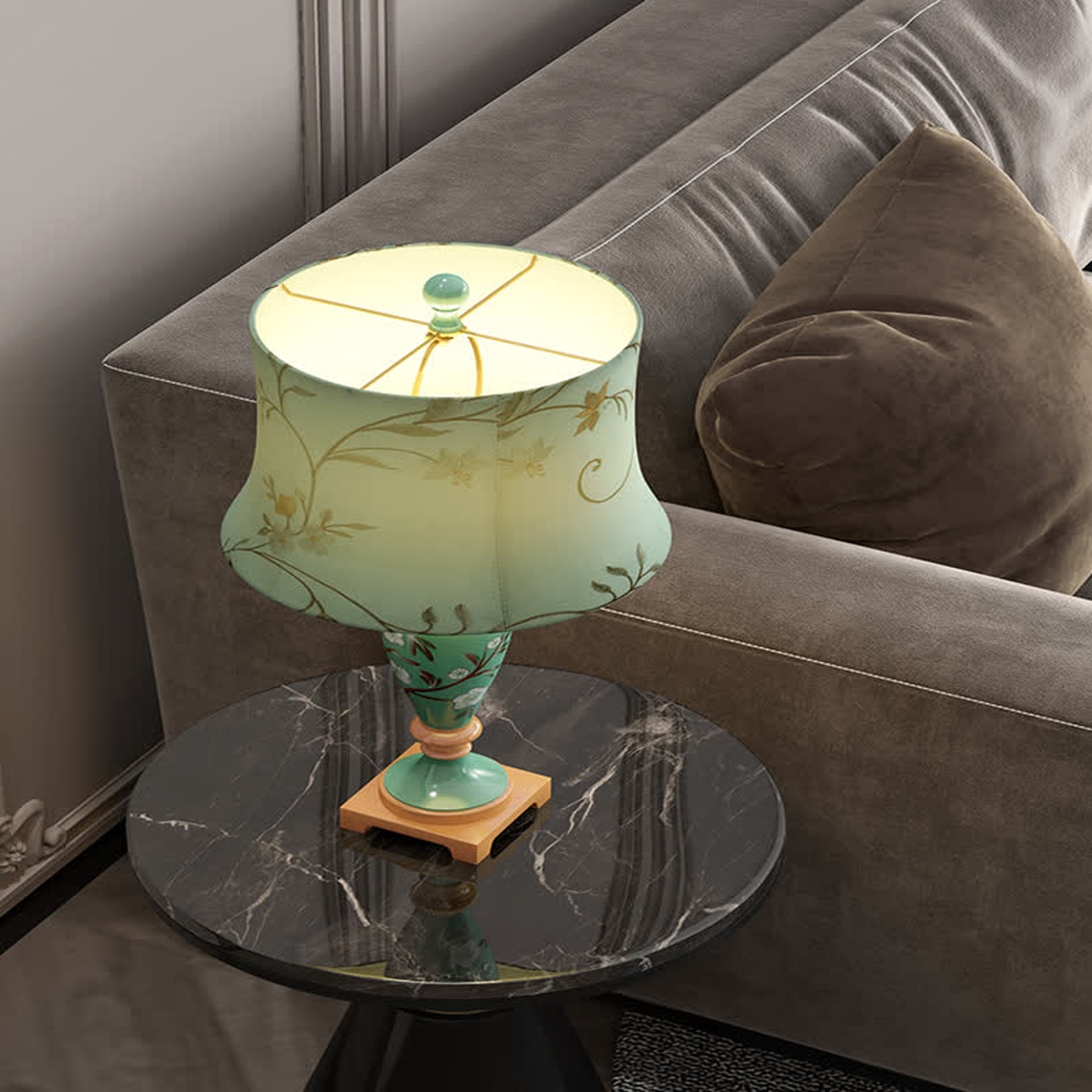 它是一个二十年专注欧式奢华灯饰的品牌,追求艺术品位生活,主营产品