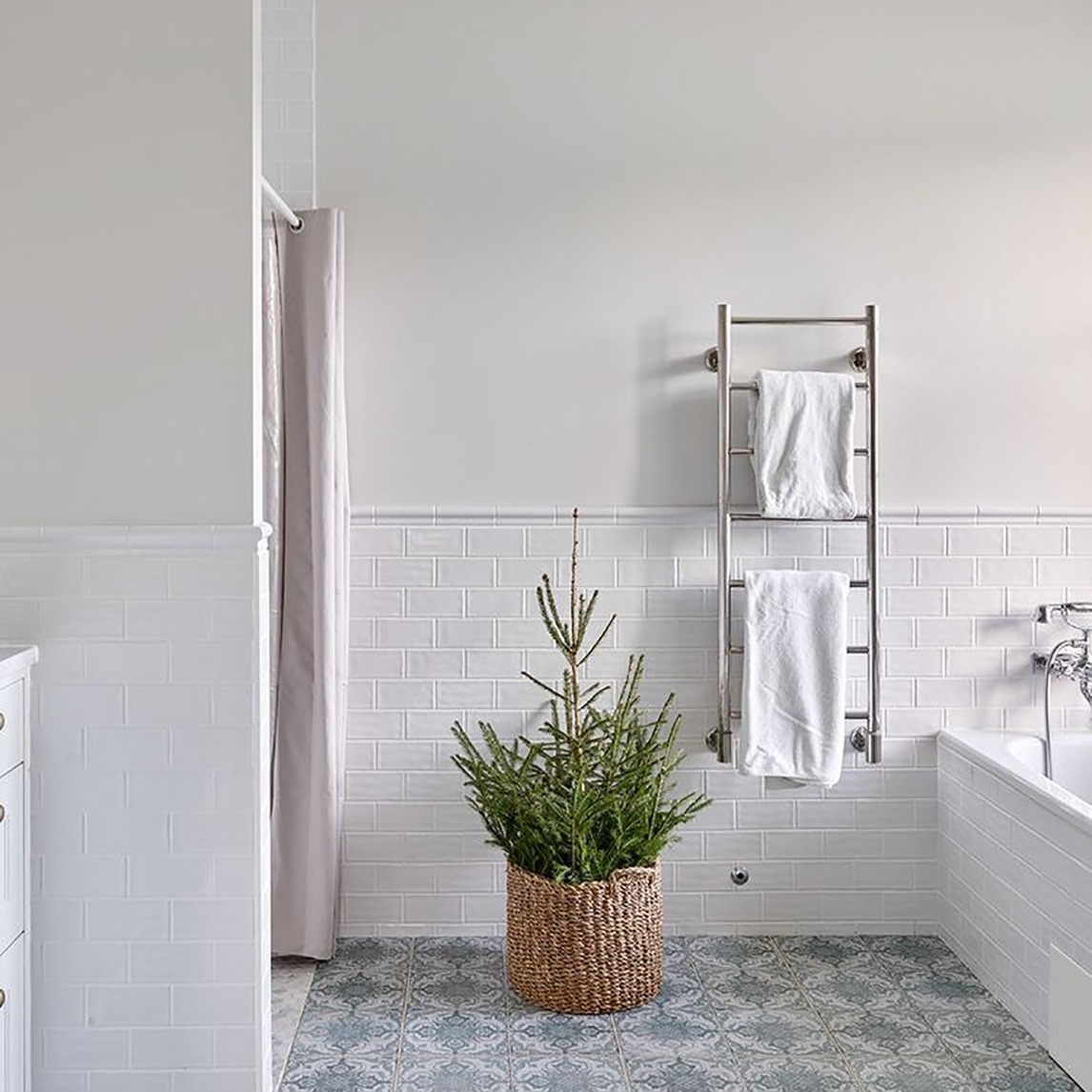 巧用小花砖,营造整洁舒适卫生间