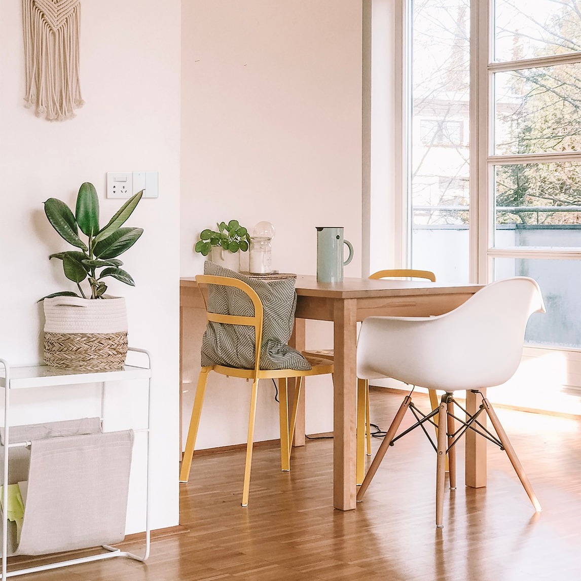 木质感的餐厅一角,简直是我梦想中的样子