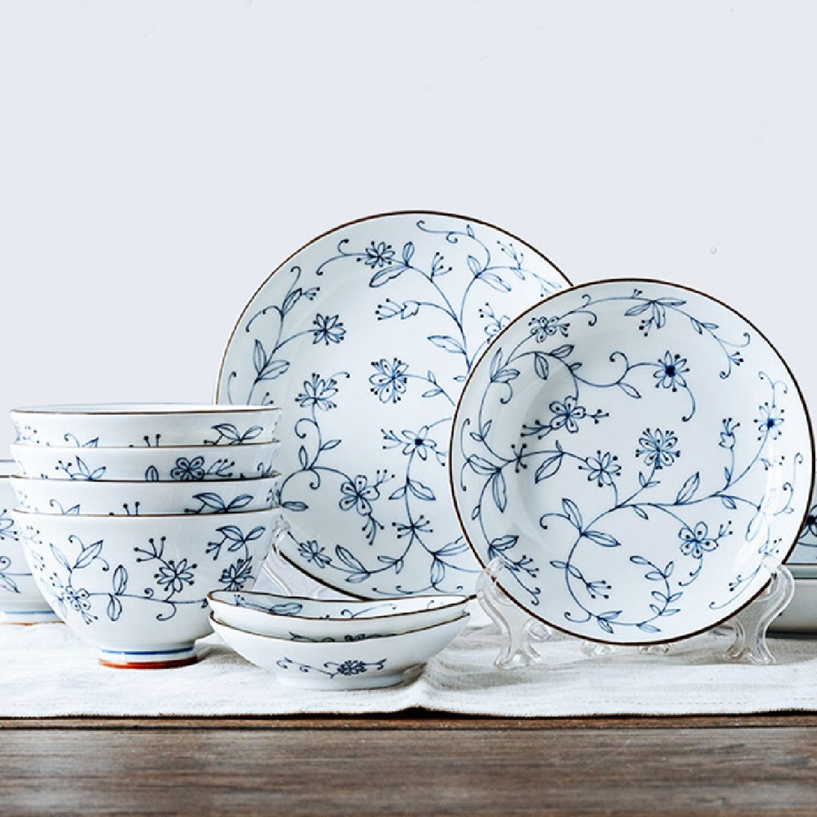 进口唐草纹饰餐具清雅怡人