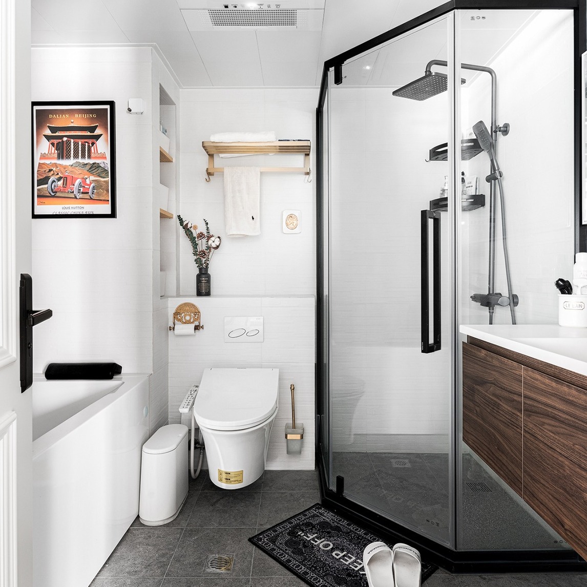 希望原本紧凑的卫生间能够得到新改变,设计师便对格局做了调整