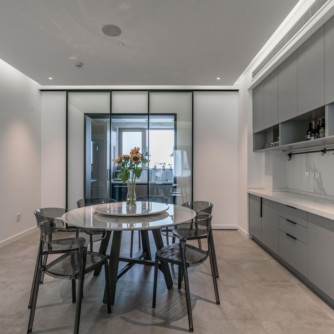 现代餐厅|超高黑框玻璃移门框画餐厨空间