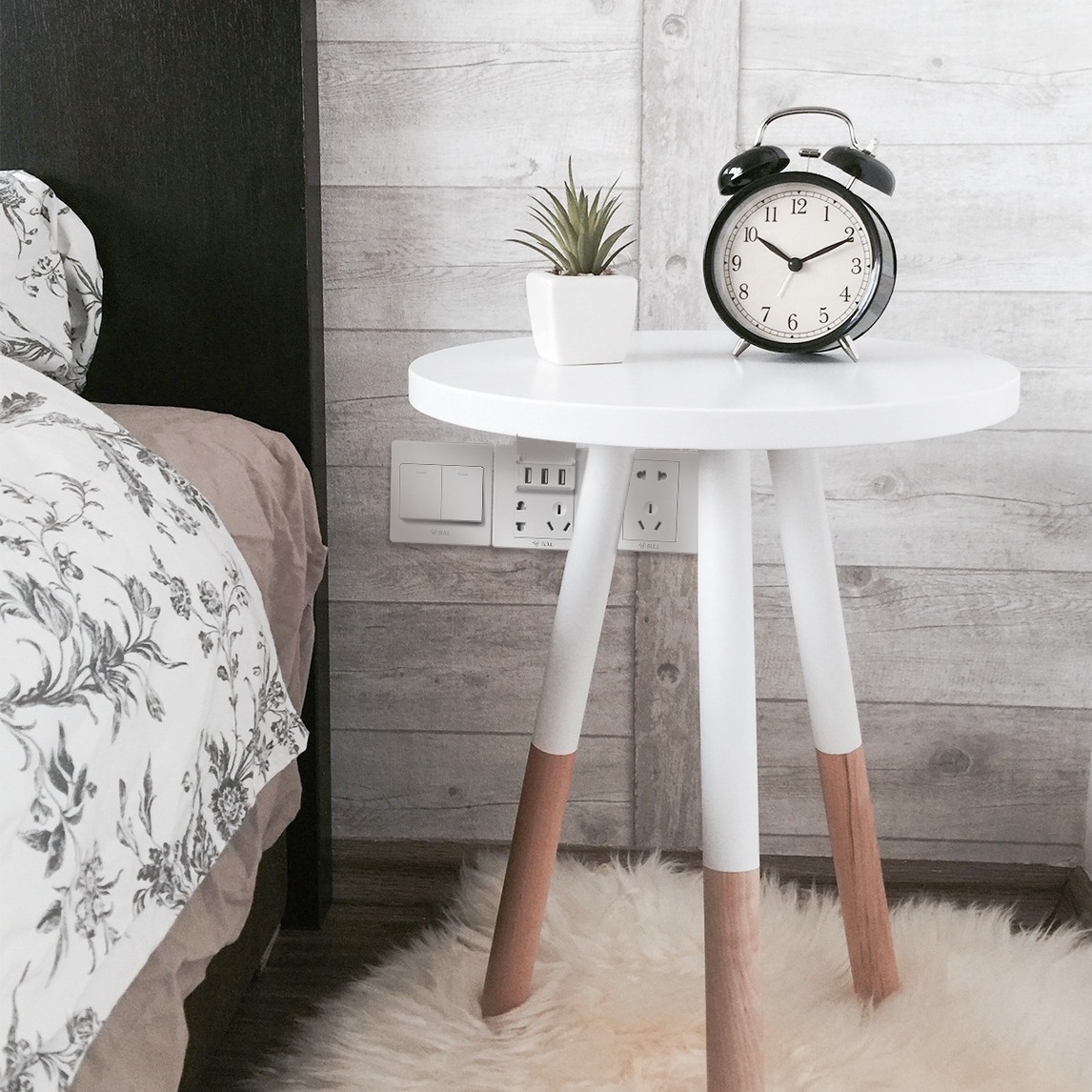 看完这个卧室小角落我真的酸了