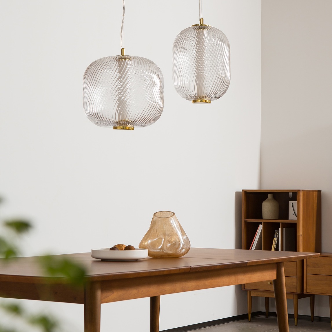 简约时尚的玻璃吊灯,给人视觉上的享受