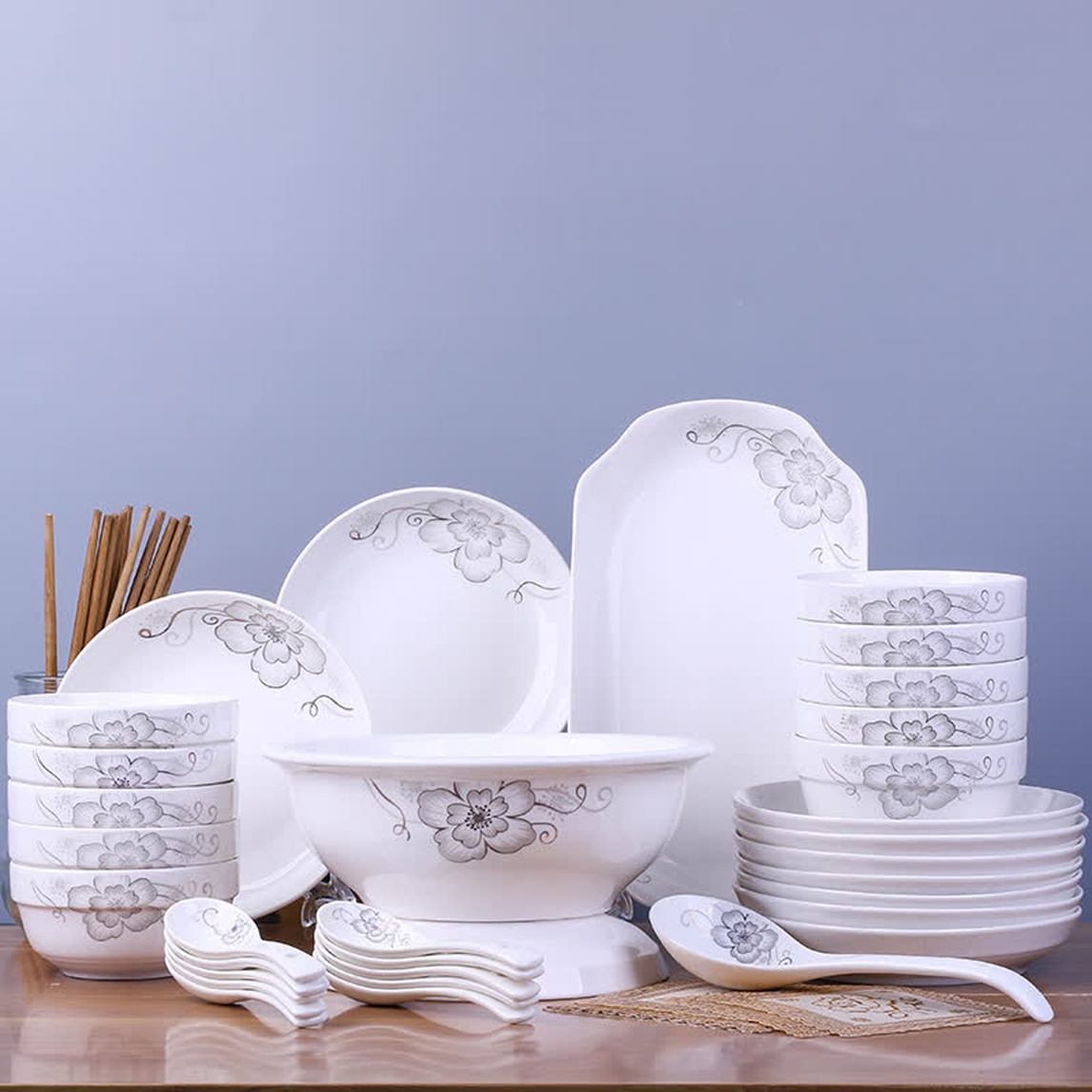 精致的陶瓷餐具吃饭都倍儿香