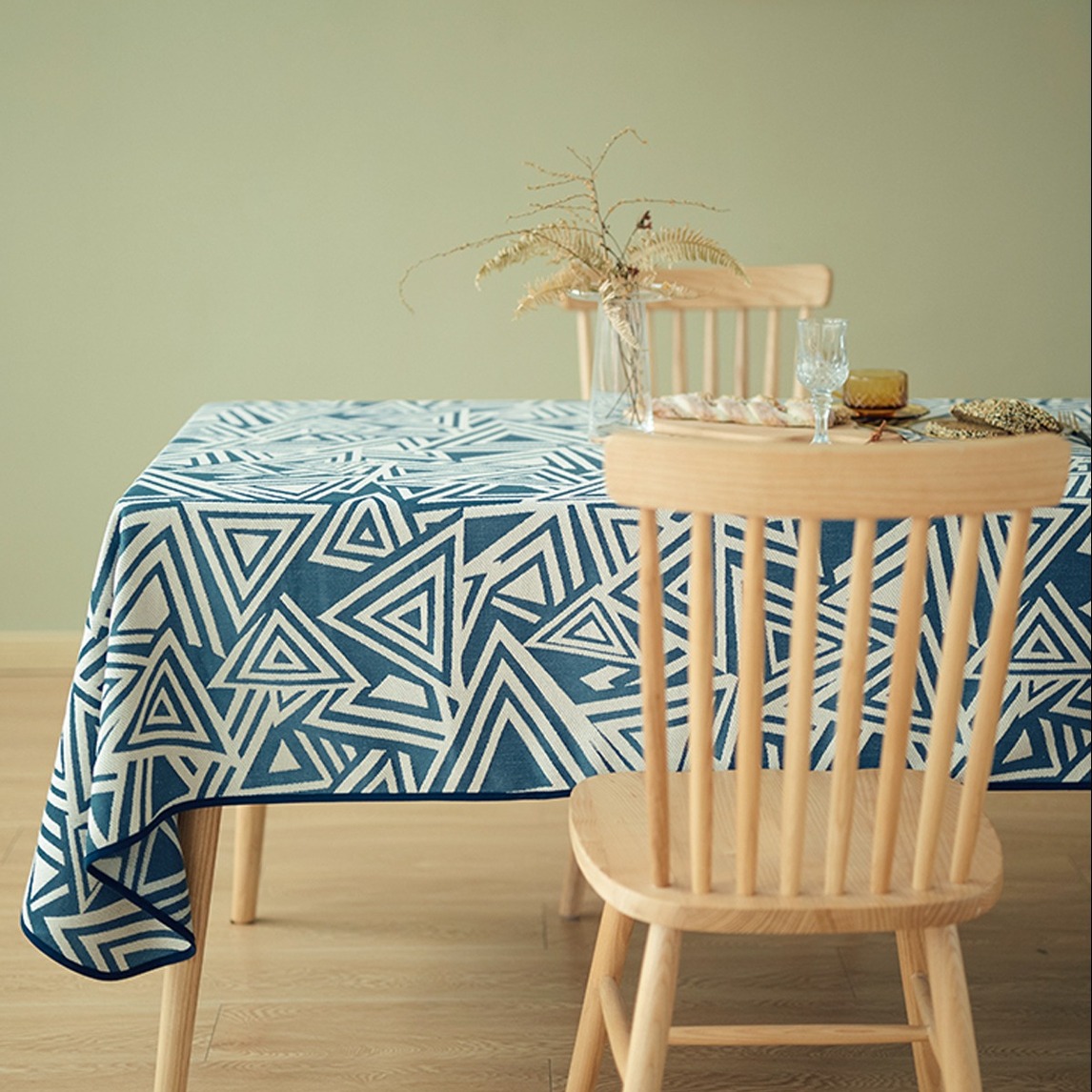 神秘感条纹桌布,打造宁静祥和的餐厅空间