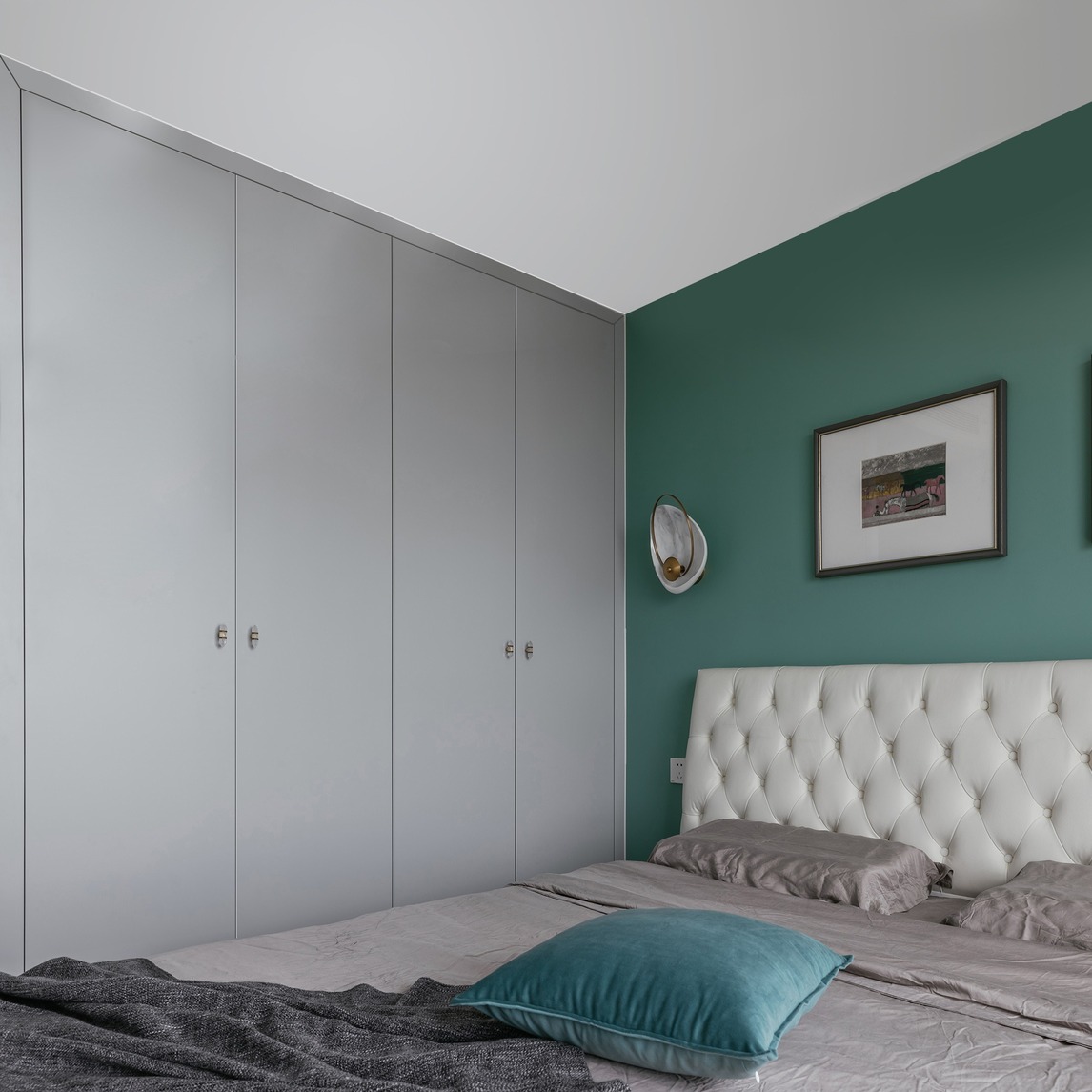 水泥灰衣柜与复古绿墙面