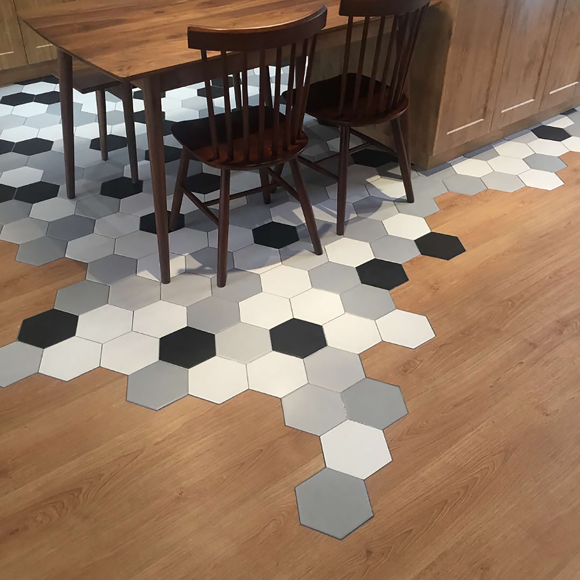 厨房木纹砖和六角砖随意拼接 - 盈陶居瓷砖设计效果图 - 每平每屋